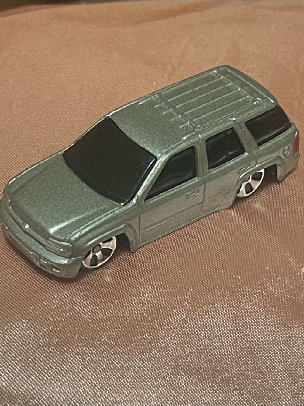 Maisto 2002 Chevrolet TrailBlazer Silver SUV 1/64 Diecast Car